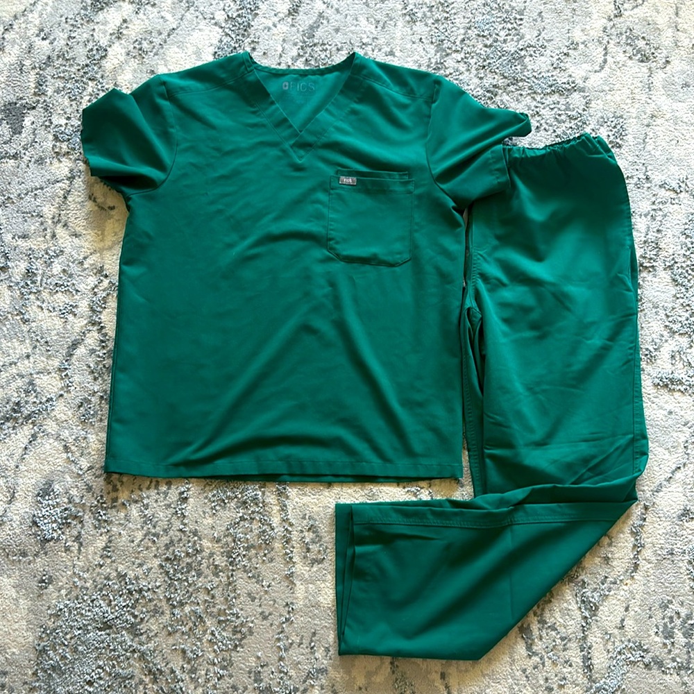 Men’s Hunter Green FIGS scrub set